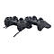 Zwei identische, schwarze kabelgebundene Gamecontroller auf weißem Hintergrund.