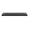 Schwarze flache Bluetooth-Tastatur in Seitenansicht vor weißem Hintergrund.