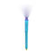 Hand houdt een blauwe UV-pen boven een 50 euro biljet om op vervalsing te controleren.