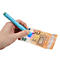 Lichtblauwe pen ligt op een briefje van 10 euro. De pen is open, blauwe UV-lamp schijnt.