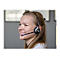 Lächelnde blonde Frau mit Headset, vermutlich Kundenservice. Helle Augen, helle Haut, grauer Hintergrund.