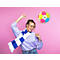 Fröhliche Frau mit Brille, Schal und Ball. Sie jubelt vor einem pinken Hintergrund.