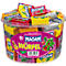 Ein Eimer voller Maoam Kaubonbons in verschiedenen Farben. Die Verpackung trägt den Schriftzug "Maoam Würfel".