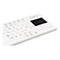 Nahaufnahme einer weißen Tastatur mit integriertem Touchpad und deutschen Tastenbeschriftungen.