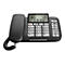 Schwarzes Festnetztelefon mit Display. Auf dem Display Datum und Uhrzeit. Tasten mit Buchstaben und Zahlen. Telefonhörer liegt auf der Basis.
