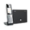 Gigaset DECT-Telefon mit silbernem Mobilteil in Ladestation und schwarzer Basisstation auf weißem Grund.