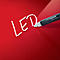Ein schwarzer Kreidemarker schreibt auf rotem Grund das Wort LED. Der Marker ist ein Chalkmarker/Kreide-Marker.