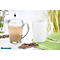 Deux tasses à café sur une table. A gauche, une tasse à latte macchiato en verre transparent, à droite, une tasse à café blanche. Des grains de café sont éparpillés.