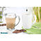 Deux tasses à café : une tasse en verre avec du café au lait, une tasse blanche avec du café. Des grains de café sont devant les tasses.