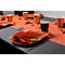 Table dressée de façon festive avec des serviettes orange, des tasses et des décorations.