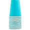 Une pile de gobelets en papier turquoise avec des rebords blancs.
