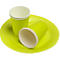 Deux gobelets en carton verts et une assiette à rainures, intérieur blanc. Sur fond clair.