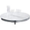 Plusieurs gobelets jetables transparents en plastique sont posés sur une table de bistrot ronde blanche.