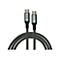 USB-C-Kabel mit schwarz-weißem Textilgeflecht und metallischen Steckern.