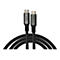 Zwei graue USB-C-Stecker eines schwarzen, stoffummantelten Kabels vor weißem Hintergrund.