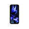 Smartphone mit blauem Hintergrundbild vor weißem Hintergrund.