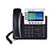 Schwarzes Tischtelefon mit Display. Das Display zeigt eine Kontaktliste und die Uhrzeit. Der HÃ¶rer liegt auf der Gabel.