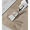 Main tenant avec un gant blanc un grattoir glissant sur une surface beige.