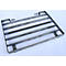 Grille métallique avec barres horizontales, vis, écrous. Sur fond clair.