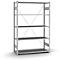 Ein graues Metallregal mit vier Fachböden. Diagonalstreben verstärken die Konstruktion. Der Hintergrund ist weiß.