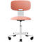 Ein ergonomischer Bürostuhl in Lachsfarben vor weissem Hintergrund. Der Stuhl hat eine Rückenlehne, Sitzfläche und weisses Gestell mit Rollen.