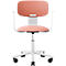 Une chaise de bureau rose moderne. Le dossier et l'assise sont roses, le cadre et les accoudoirs sont blancs, et les roulettes sont noires.