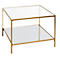 Quadratischer Couchtisch mit goldfarbenem Metallrahmen und zwei Glasplatten.