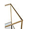 Detailaufnahme eines goldenen, rechteckigen Metallrahmens mit Glasplatten. Der Rahmen ist modern und elegant.