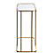 Goldener Beistelltisch mit rechteckiger Glasplatte. Schlanke Metallbeine, abgerundete Ecken. Minimalistisches Design, freigestellt.