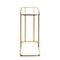 Beistelltisch mit quadratischer Glasplatte und goldenem Metallgestell.