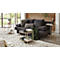 Dunkles Sofa mit Kissen, zwei Beistelltischen und einem Teppich in einem Wohnzimmer.