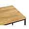 Quadratischer Beistelltisch mit Holzplatte, schwarzem Metallgestell und Maßangaben.