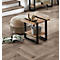 Houten tafel met metalen frame, daarnaast een poef, tijdschrift en decoratie. Andere meubels op de achtergrond.