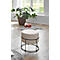 Slaapkamer, helder ingericht, met bed, bank en kruk. Houten vloer en groot raam.