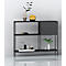 Donker rek met decoratieve items, waaronder een vaas, kaarsen en planten. Zwart frame, wit oppervlak.