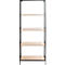 Zwart metalen stellingkast met houten planken. Het rek heeft vier planken.