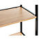 Close-up van een plank met houten planken en een zwart metalen frame. De planken tonen een houtnerf.