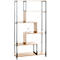 Hoge, open boekenkast met zwarte metalen frames en lichte houten planken. Sommige planken zijn in een zig-zag patroon gerangschikt.