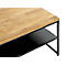 Gros plan détaillé d'une table basse. Dessus bois, dessous noir, cadre métal.