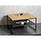 Table basse carrée avec plateau en bois, cadre noir et étagère. Deux bols, des magazines sont prêts.