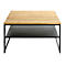 Table basse carrée avec un plateau en bois et un cadre en métal noir. En dessous du plateau, une étagère.