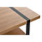Gros plan sur une table en bois avec une bande de métal noir au milieu et un pied en métal noir.