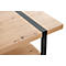 Gros plan sur une table en bois avec des accents métalliques noirs. Le plateau de la table montre le grain du bois et est encadré d'une bande métallique noire.