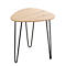 Table d'appoint, plateau triangulaire en bois, pieds en épingle noirs. Dimensions : 40 cm x 40 cm x 43 cm.