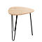Table d'appoint triangulaire en bois clair avec pieds en métal noir.