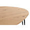 Gros plan sur une table basse triangulaire en bois brun clair avec des pieds noirs.