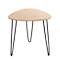Table triangulaire en bois avec trois pieds noirs en épingle à cheveux.