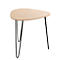 Table d'appoint triangulaire en bois avec pieds en métal noir. Le plateau de la table a un veinage clair.