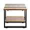 Table carrée avec effet bois. Deux bandes grises ornent le plateau. Cadre en métal noir avec étagère inférieure.
