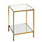 Une table d'appoint carrée avec une structure en métal doré et deux étagères en verre. L'étagère supérieure est transparente, l'inférieure est miroitante.